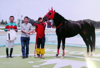 地方競馬共有馬主 ビッグダディオーナーズクラブ ファーウエスト 地方競馬共有馬主 ビッグダディオーナーズクラブ 園田競馬場「ファーウエスト」共有馬主の口取り写真