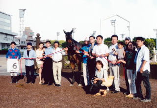 地方競馬共有馬主クラブ ビッグダディオーナーズクラブ ビーディフォース 地方競馬共有馬主クラブビッグダディオーナーズクラブ ビーディフォースと共有馬主との口取り写真