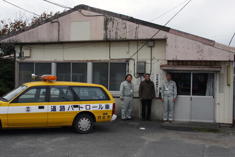 角記念市民ギャラリー前に立つ紹介者の写真