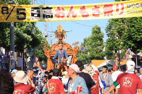 角記念市民ギャラリー前に立つ紹介者の写真