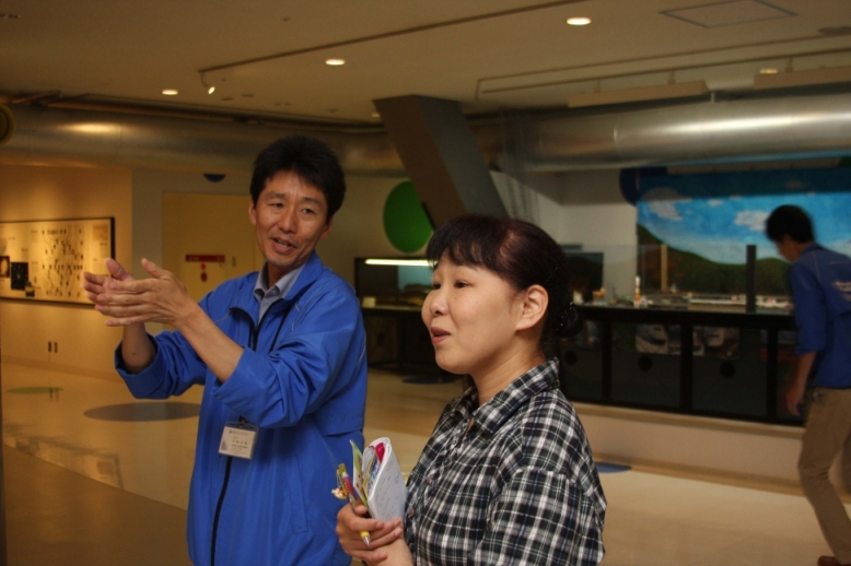 角記念市民ギャラリー前に立つ紹介者の写真