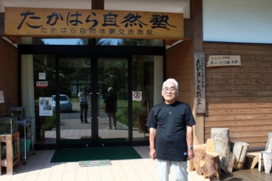 角記念市民ギャラリー前に立つ紹介者の写真