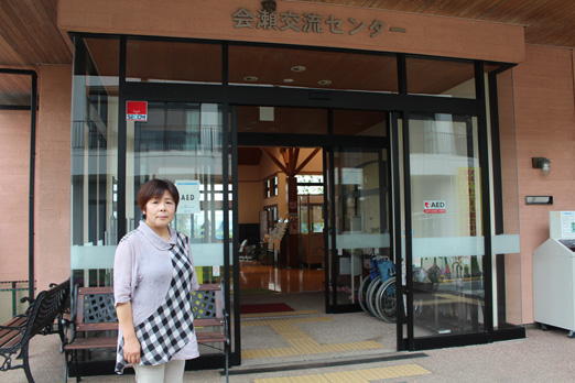 角記念市民ギャラリー前に立つ紹介者の写真