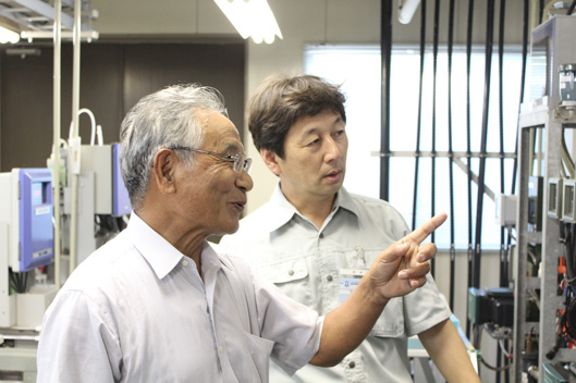 角記念市民ギャラリー前に立つ紹介者の写真
