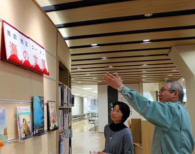 角記念市民ギャラリー前に立つ紹介者の写真