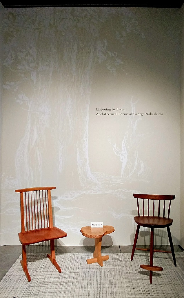 2 chairs and a side table of George Nakashima