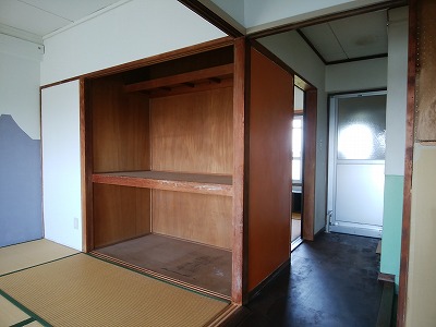 image of breeze passing through room from Southern room, before
